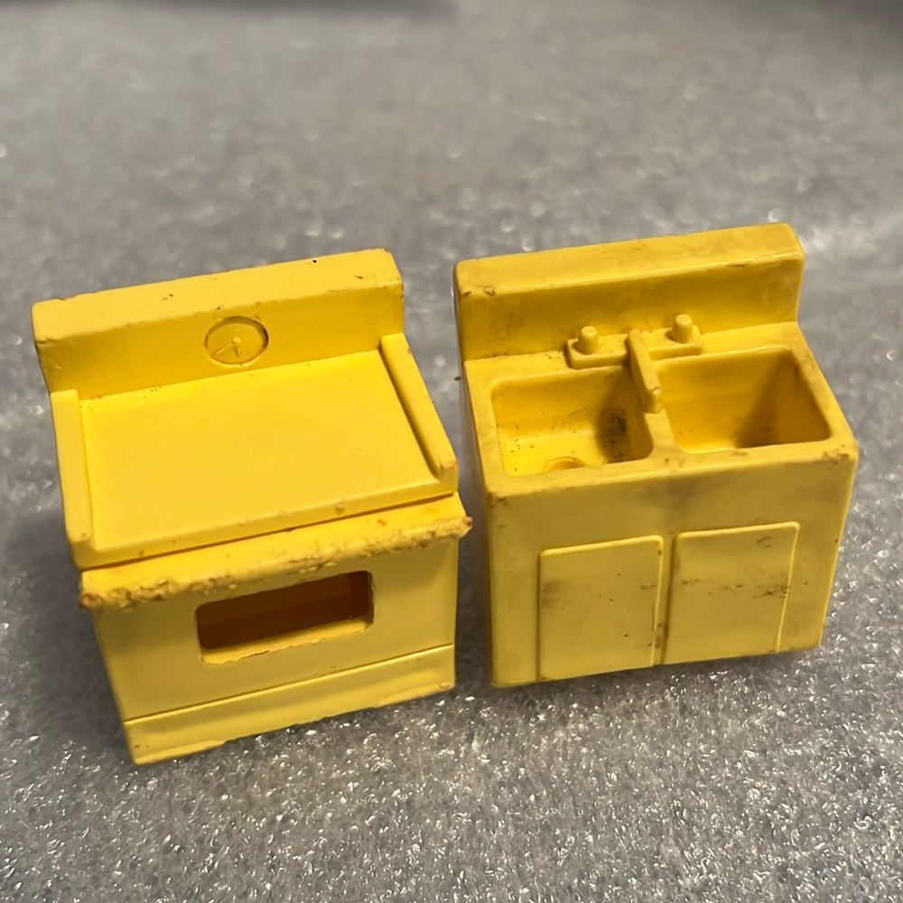 Vintage Fisher-Price little people, kitchen sink & stove from Set 729